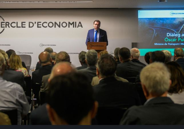 VÍDEO. Oscar Puente usa el català en el Cercle d'Economia i afirma: 