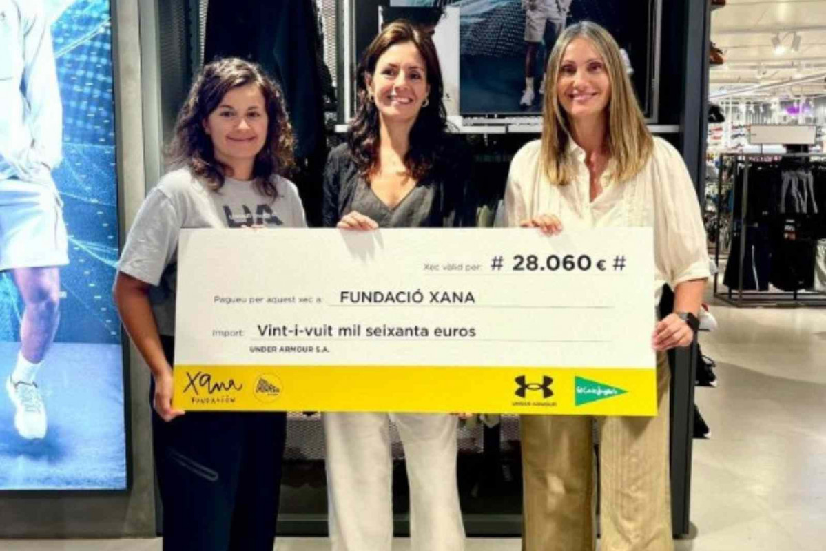 Las representantes de la Fundació Xana recibiendo el cheque