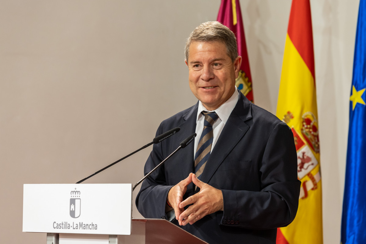 TOLEDO, 10/07/2025.- El jefe del Ejecutivo regional, Emiliano García-Page, preside el acto de firma de los nuevos estatutos de la Asociación Interprofesional Vinos de Valdepeñas, este jueves. EFE/