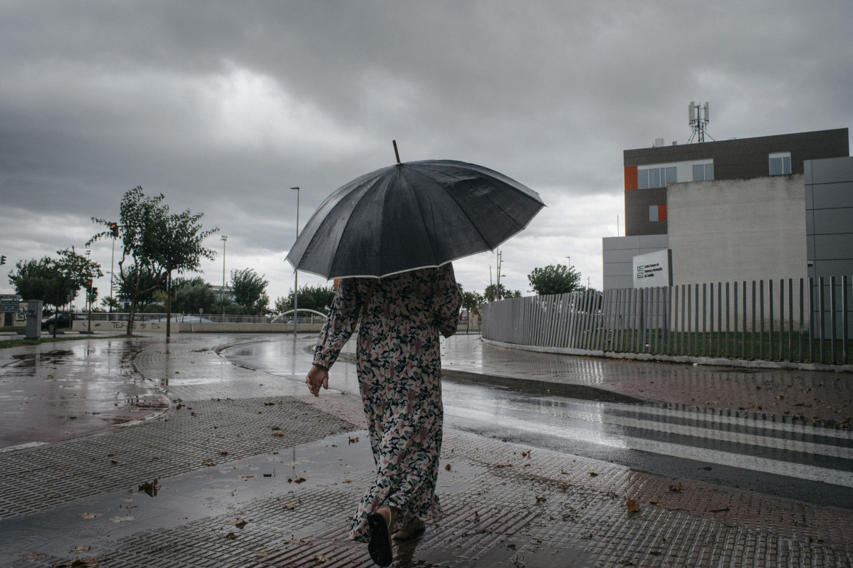 Archivo - Una mujer camina bajo la lluvia, a 2 de septiembre de 2023, en Castellón, Comunidad Valenciana (España).