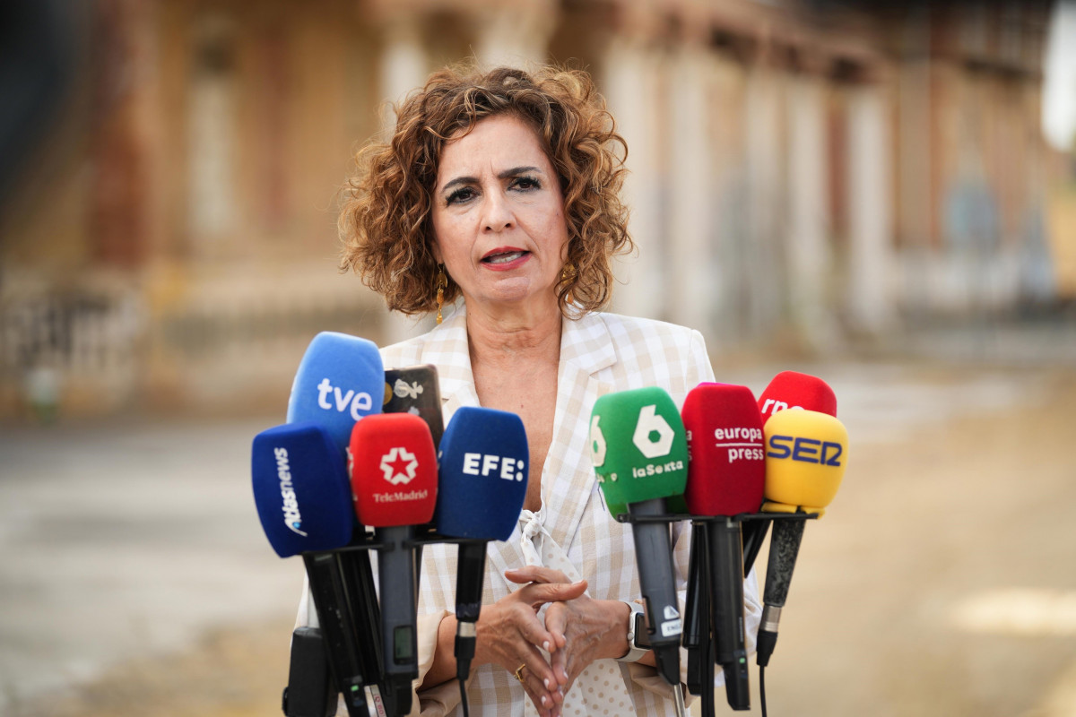 La vicepresidenta primera del Gobierno y ministra de Hacienda, María Jesús Montero, atiende a los medios en Sevilla.