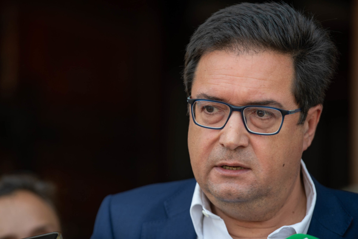 El ministro para la Transformación Digital y de la Función Pública, Óscar López, ofrece declaraciones a los medios durante su visita al Corral de Comedias, a 10 de julio de 2025, en Almagro, Ciud