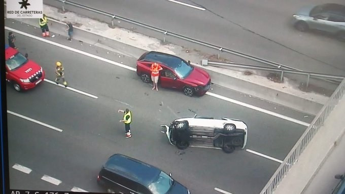 Un cotxe bolcat a l'AP-7 talla dos carrils a Gelida en direcció sud