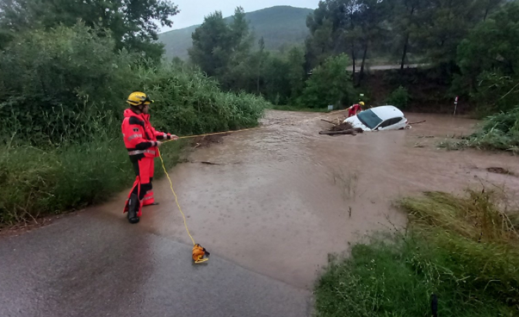 El rio Cardener baixa arrossegant cotxes al seu pas per Súria