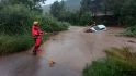 El rio Cardener baixa arrossegant cotxes al seu pas per Súria