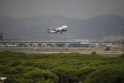 Cae una gran granizada sobre el aeropuerto Aeropuerto de Barcelona-El Prat