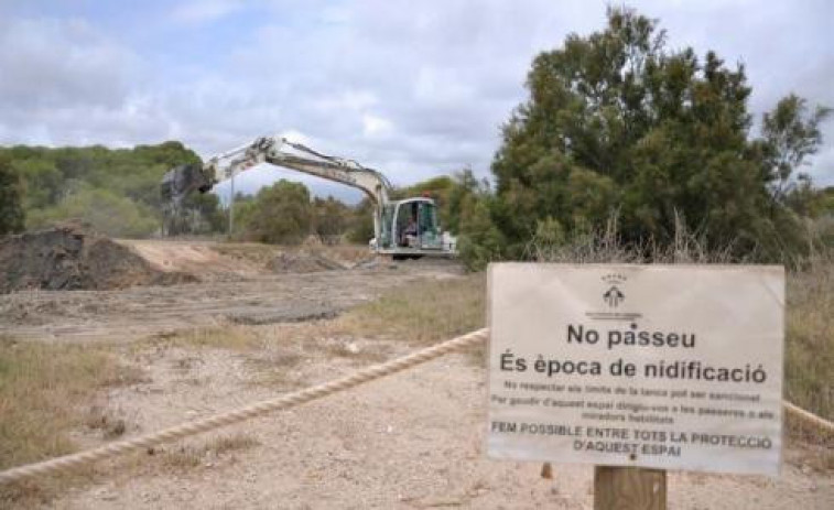 Els bombers busquen a dues persones arrossegades per la crescuda del Foix a Cubelles