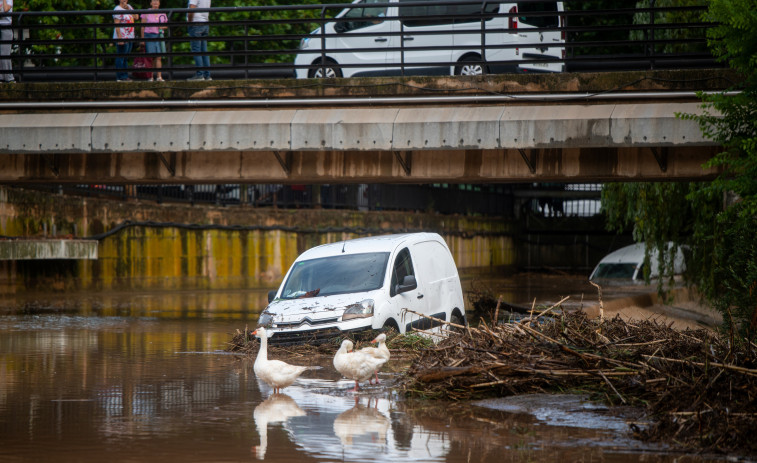VÍDEO | La tempesta a Aragó: carrers inundats i conductors damunt de cotxes
