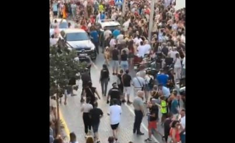 La Guàrdia Civil patrulla els carrers de Torre Pachecho després d'una nit de disturbis, càrregues policials i una detenció