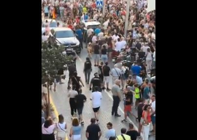 La Guàrdia Civil patrulla els carrers de Torre Pachecho després d'una nit de disturbis, càrregues policials i una detenció