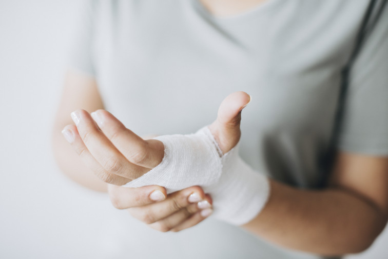 Violenta escena de gelosia a Zaragoza: l'agressora li mossega el dit a una dona que besava al seu nuvi