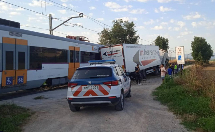 Descarrila un tren per la col·lisió d'un camió en un pas a nivell entre Balenyà i Els Hostalets i Centelles