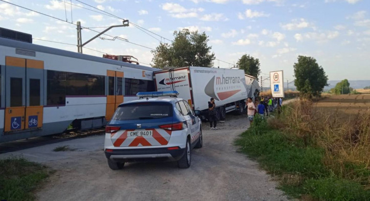 Descarrila un tren per la col·lisió d'un camió en un pas a nivell entre Balenyà i Els Hostalets i Centelles