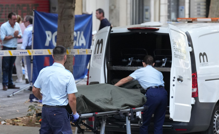Aixecat el cadàver de l'home assassinat a trets a l'Eixample mentre els Mossos inicien la cerca de l'autor