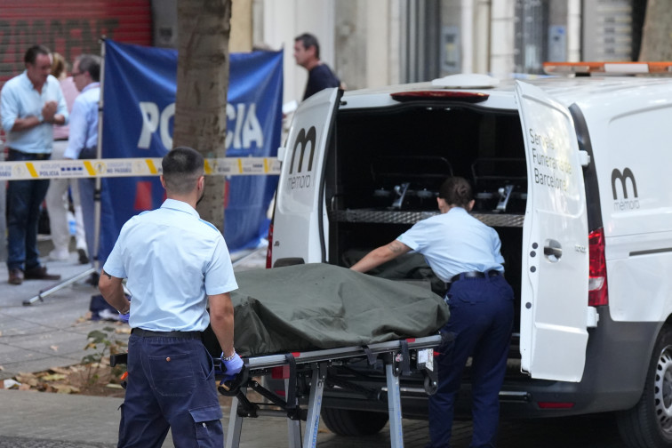Aixecat el cadàver de l'home assassinat a trets a l'Eixample mentre els Mossos inicien la cerca de l'autor
