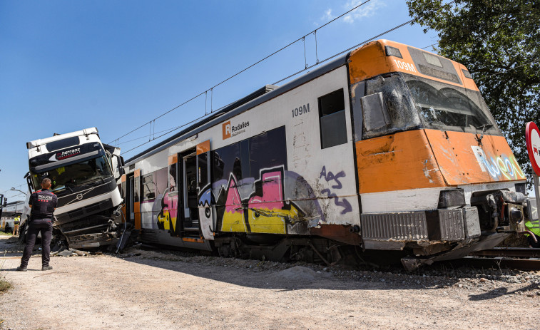 El tren de la R3 que ha xocat contra un camió ja està encarrilat i es procedirà a la seva extracció