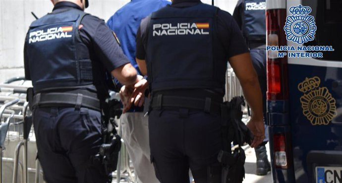 Una menor de 17 anys, en estat crític després de ser ruixada amb combustible i cremada a Las Palmas