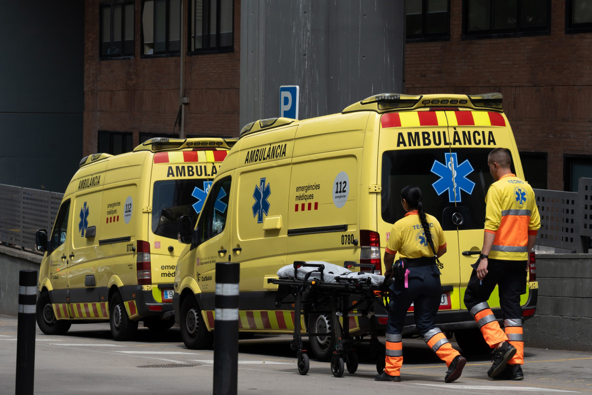 Archivo - Unos sanitarios trabajan en una ambulancia, a 16 de julio de 2024, en Barcelona, Catalunya (España).
