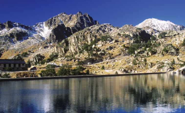 El llac més cristal·lí de Catalunya que sembla tret d'una llegenda pirinenca: un paisatge que sembla pintat a mà