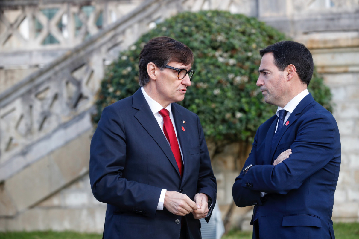 Archivo - El presidente de la Generalitat de Catalunya, Salvador Illa, y el lehendakari del País Vasco, Imanol Pradales, a su llegada a la XXVII Conferencia de Presidentes, en el Palacio de la Magdal