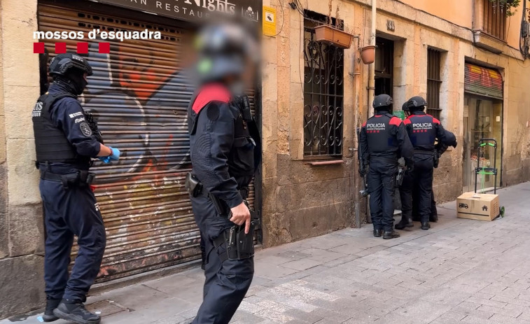 Cop dels Mossos contra el mercat de mòbils robats a Barcelona