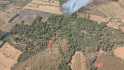 Els Bombers treballen en l'extinció d'un incendi entre el Pla de Santa Maria i Santes Creus