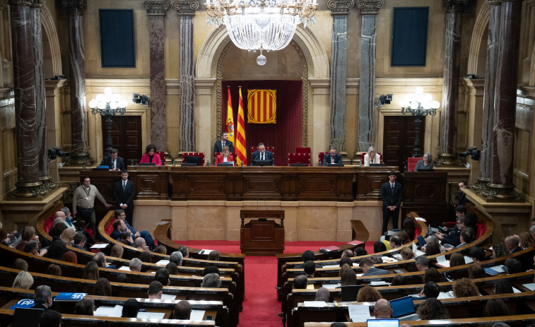 El Parlament lamenta les vides perdudes en incendis i riuades i es compromet amb la recuperació i prevenció