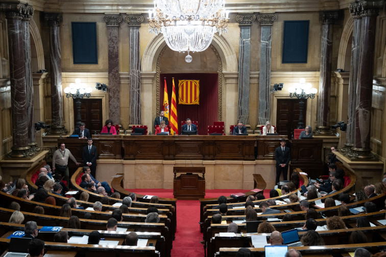 El Parlament lamenta les vides perdudes en incendis i riuades i es compromet amb la recuperació i prevenció