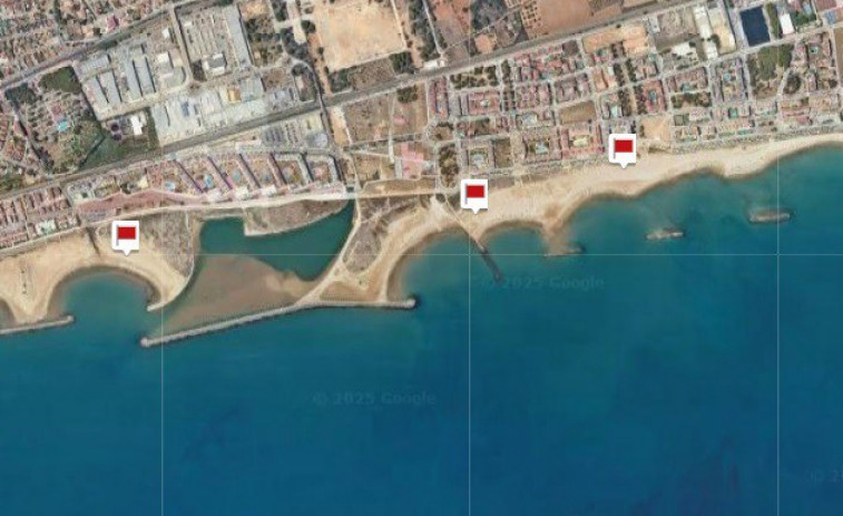 Tres platges de Cubelles tancades al bany per la insalubritat de l'aigua