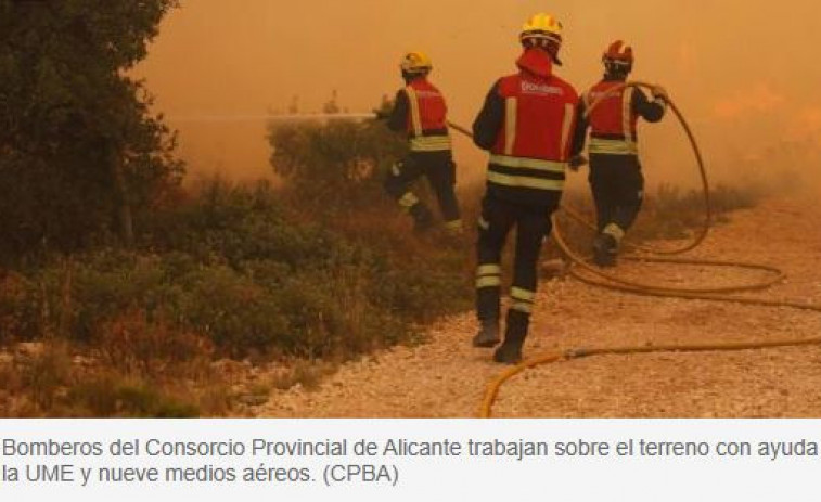 Els mitjans aeris es reincorporen a l'incendi forestal que amenaça el paratge de la Font Vermella a Alacant