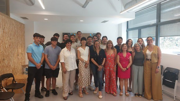 La ministra de Igualdad, Ana Redondo, y la consellera de Igualdad y Feminismo de la Generalitat, Eva Menor, han visitado este sábado La CIBA, un espacio municipal pionero en políticas feministas de