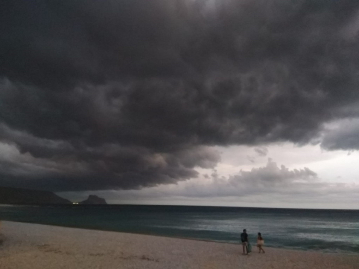 La tormenta se aproxima a Altea (Alicante)