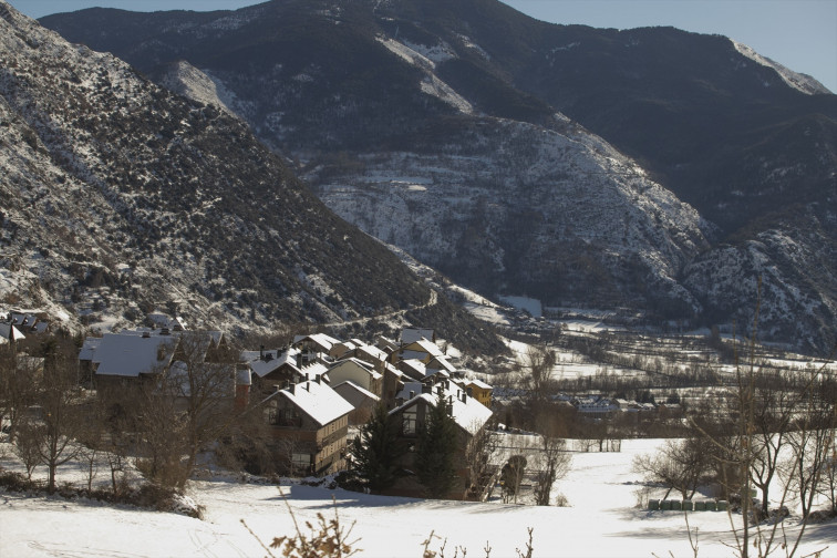 Un jove de 17 anys sofreix mort cerebral després de caure des de la teulada d'una casa rural a Mura