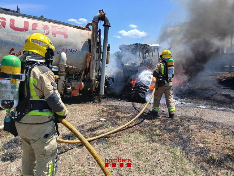 Bombers sufoquen incendi de tractor i salven la vegetació