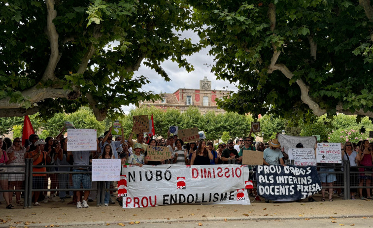 Uns 200 docents demanen la dimissió de Niubó i denuncien nous errors en l'assignació