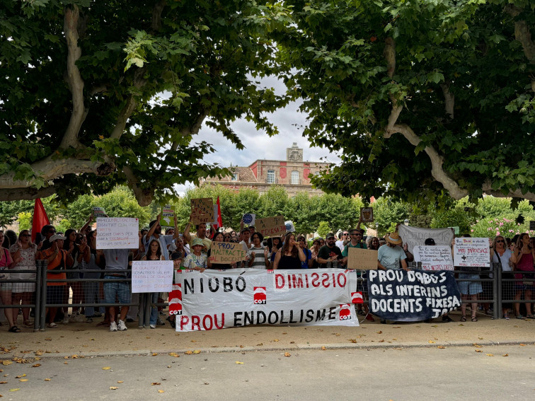 Concentració de docents a Girona davant la falta de resposta als errors d'Educació