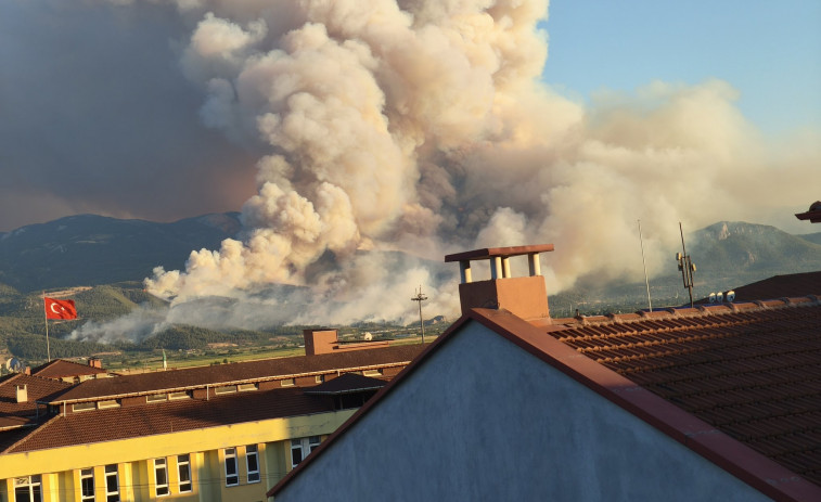 VÍDEO: un gegantesc incendi forestal assota el nord-oest de Turquia i genera un inusual tornado de foc