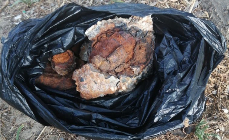 Una nena troba una granada de la Guerra Civil dins d'una pedra recollida en la Costa Brava