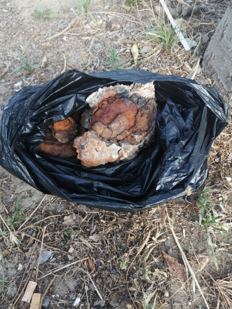 Una nena troba una granada de la Guerra Civil dins d'una pedra recollida en la Costa Brava