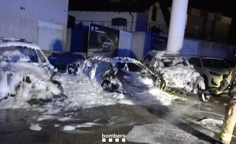 VÍDEO: bombers extingeixen incendi de tres cotxes en aparcament a Tarragona