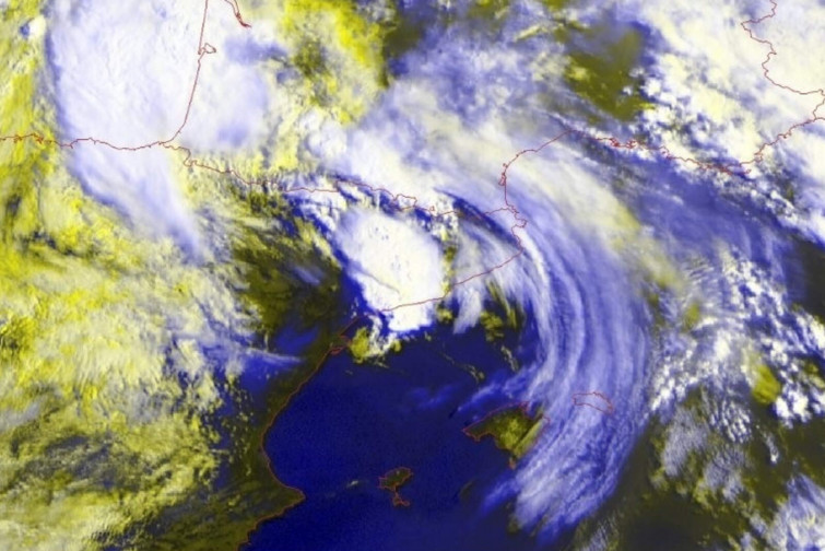 Tempestes intenses deixen inundacions i retards aeris en l'est peninsular
