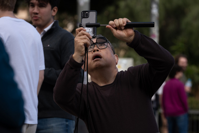 Archivo - Un turista saca una foto junto a la Sagrada Familia, a 15 de marzo de 2024, en Barcelona, Catalunya (España).