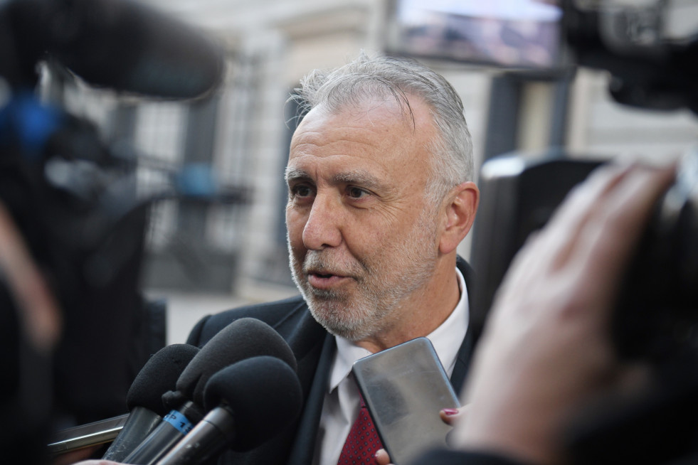 Archivo - El ministro de Política Territorial y Memoria Democrática, Ángel Víctor Torres, atiende a los medios de comunicación durante el acto homenaje a víctimas del franquismo, en el Congreso