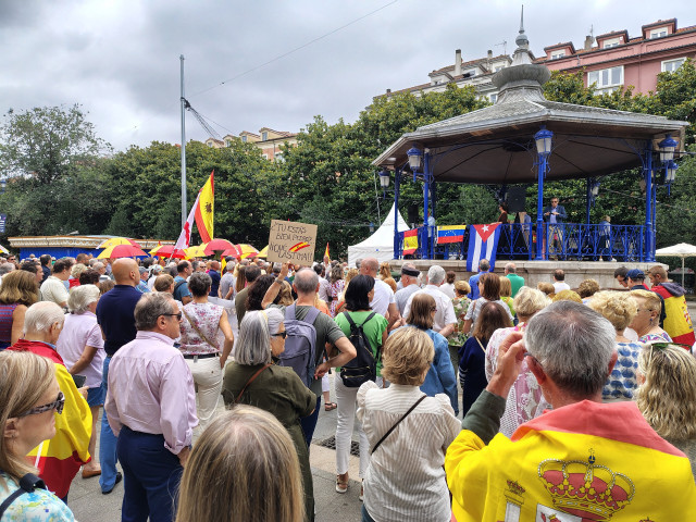 EuropaPress 6876574 decenas personas concentran santander pedir democraticamente dimision pedro