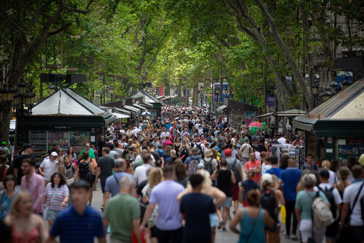 Imagen de archivo - Personas caminando por La Rambla de Barcelona
