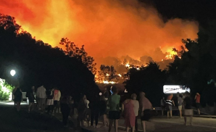VÍDEO: Incendi en Barranco de les Cinc Viles obliga al confinament parcial de Mombeltrán