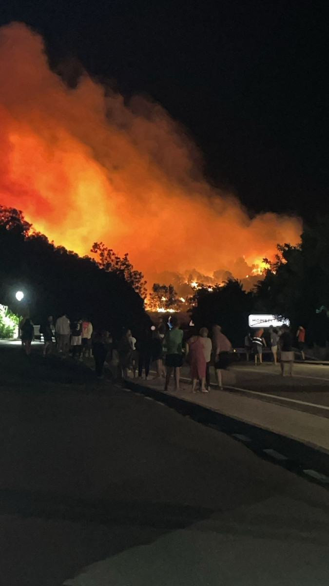 VÍDEO: Incendi en Barranco de les Cinc Viles obliga al confinament parcial de Mombeltrán