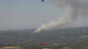 Els Bombers treballen en l'extinció d'un incendi forestal a Fulleda