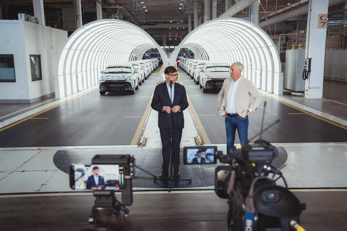 El presidente de la Generalitat, Salvador Illa, durante la visita la planta de Volkswagen en Hefei (China) junto al presidente interino de Seat S.A, Marcus Haupt este miércoles.