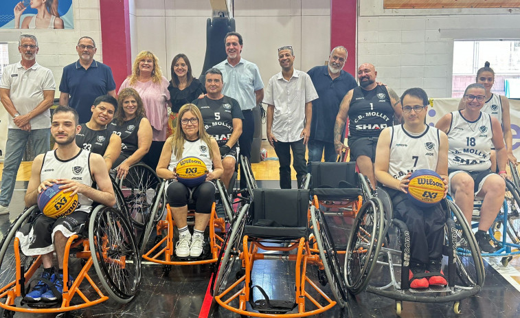 La Fundació ONCE lliura tres cadires de rodes al Club Bàsquet Mollet per a impulsar l'esport inclusiu